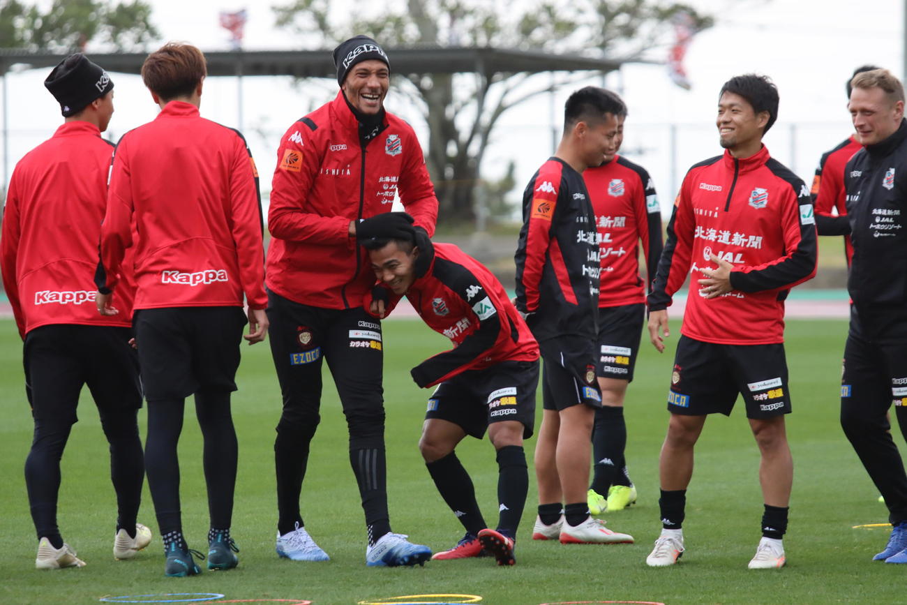 練習中にじゃれ合う札幌FWジェイ（左から3人目）とMFチャナティップ（同4人目）（撮影・保坂果那）