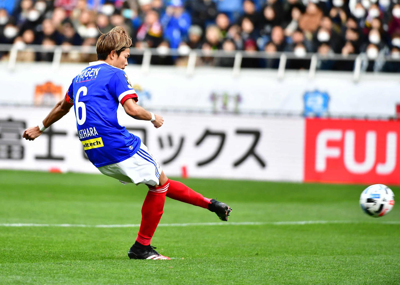 横浜対神戸　PK戦でゴールを決める横浜2人目のキッカー、扇原（撮影・小沢裕）