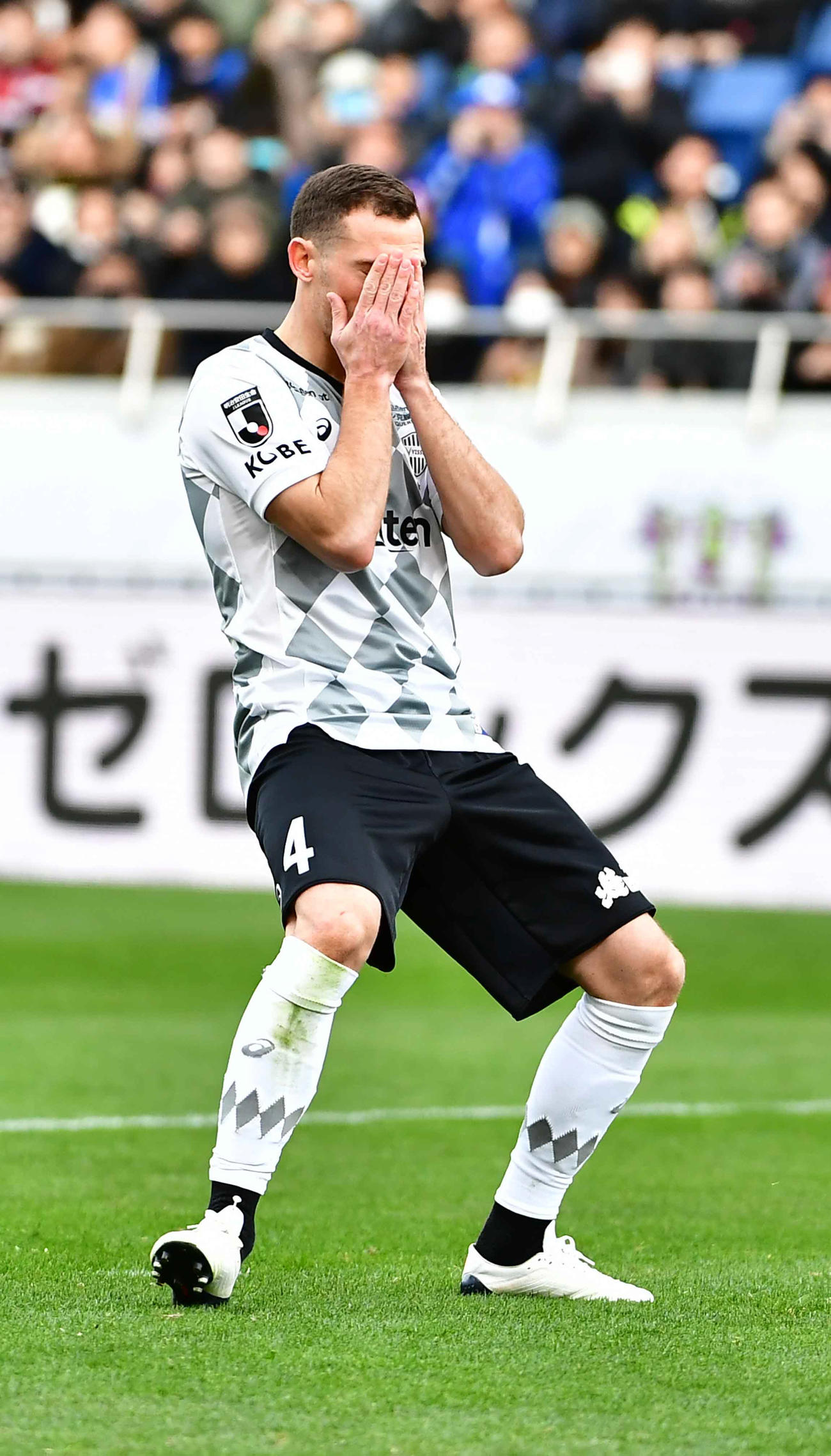 横浜対神戸　PK戦でゴールを外しがっくりする神戸6人目のキッカー、フェルマーレン（撮影・小沢裕）