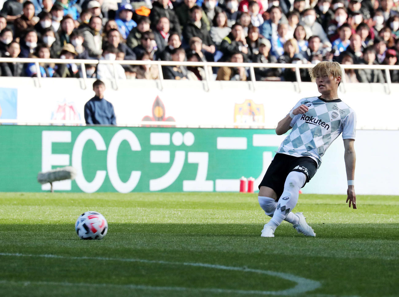 横浜対神戸　前半40分、シュートを決める神戸FW古橋（撮影・鈴木正人）