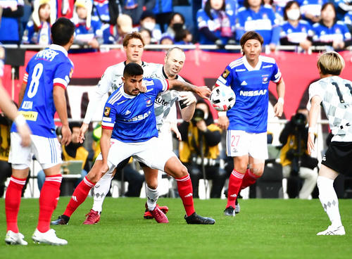 横浜対神戸　前半、横浜DFマルチンス（左から2人目）とボールを奪い合う神戸MFイニエスタ（撮影・小沢裕）