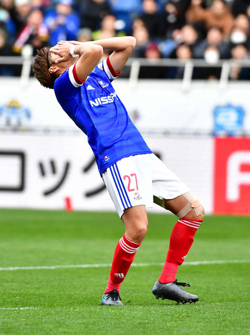 横浜対神戸　PK戦でゴールを外しがっくりする横浜5人目のキッカー、松原（撮影・小沢裕）