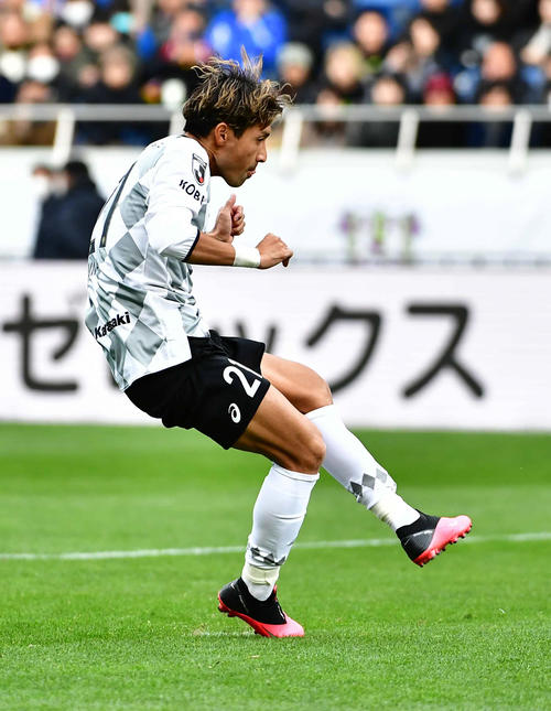 横浜対神戸　PK戦でゴールを決める神戸2人目のキッカー、田中（撮影・小沢裕）