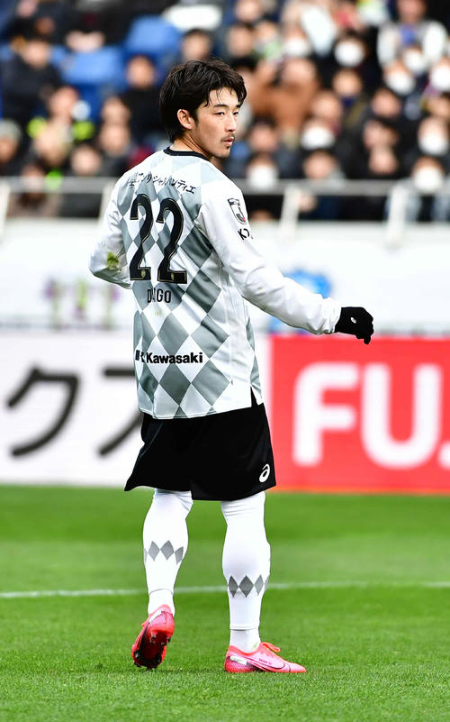 横浜対神戸　PK戦でゴールを外しぼうぜんとする神戸4人目のキッカー、西（撮影・小沢裕）