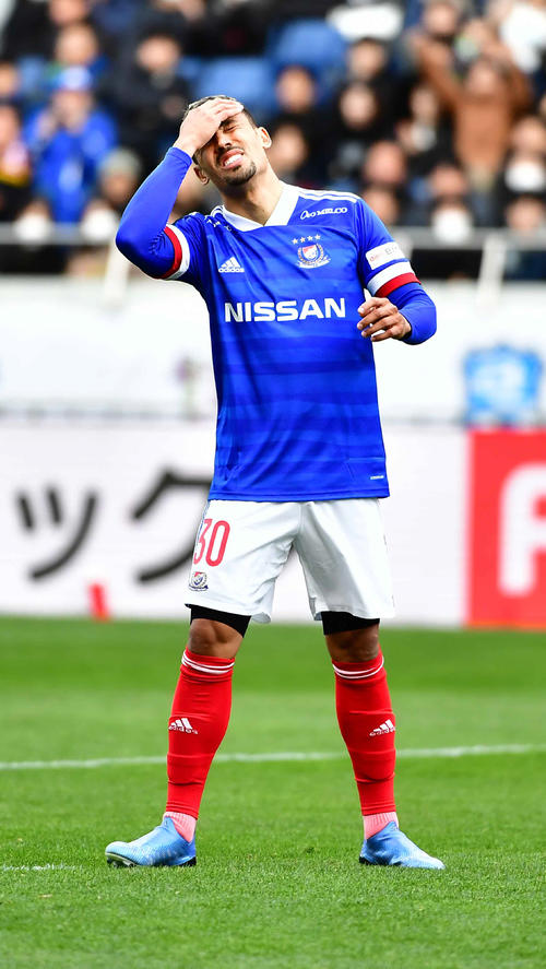 横浜対神戸　PK戦でゴールを外しがっかりする横浜3人目のキッカー、ジュニオ（撮影・小沢裕）