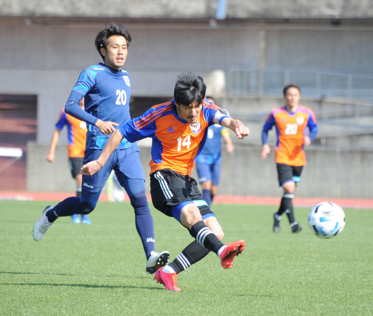 新潟対秋田　後半、果敢にゴールを狙う新潟・田中（14番）