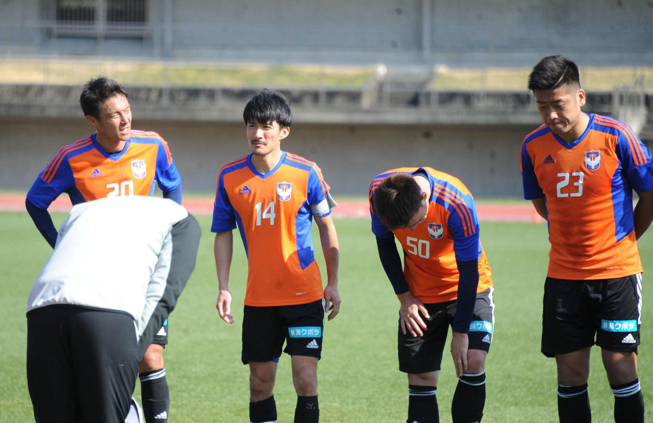 試合後、相手ベンチにあいさつする田中（14番）