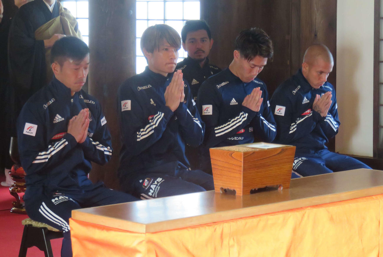 今季の必勝祈願に訪れた、左から横浜のMF喜田、扇原、1人あけてFW遠藤、マルコス・ジュニオール（撮影・松尾幸之介）