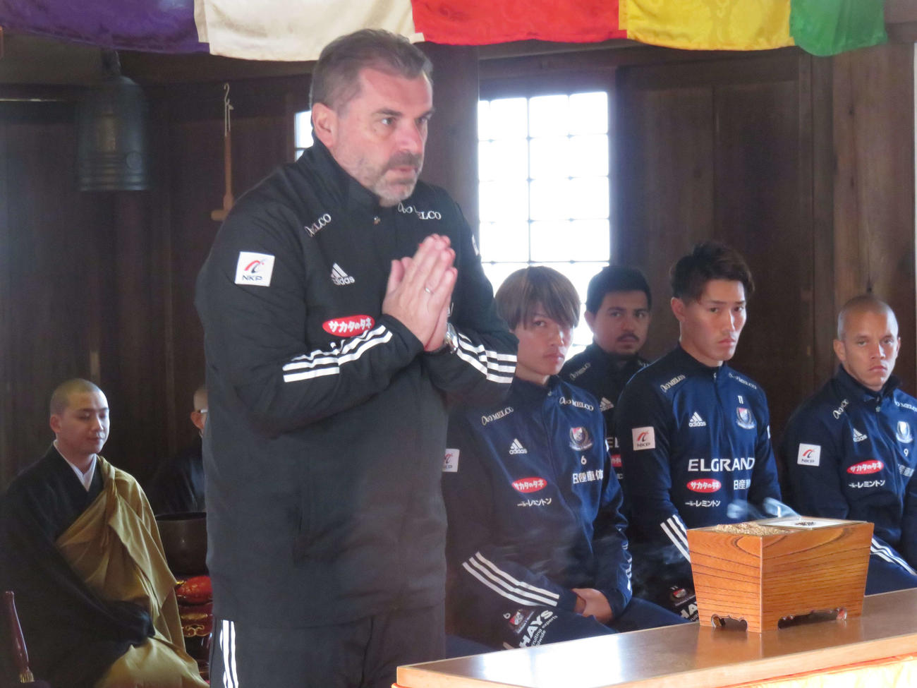 今季の必勝祈願を行う横浜のポステコグルー監督（左手前）（撮影・松尾幸之介）