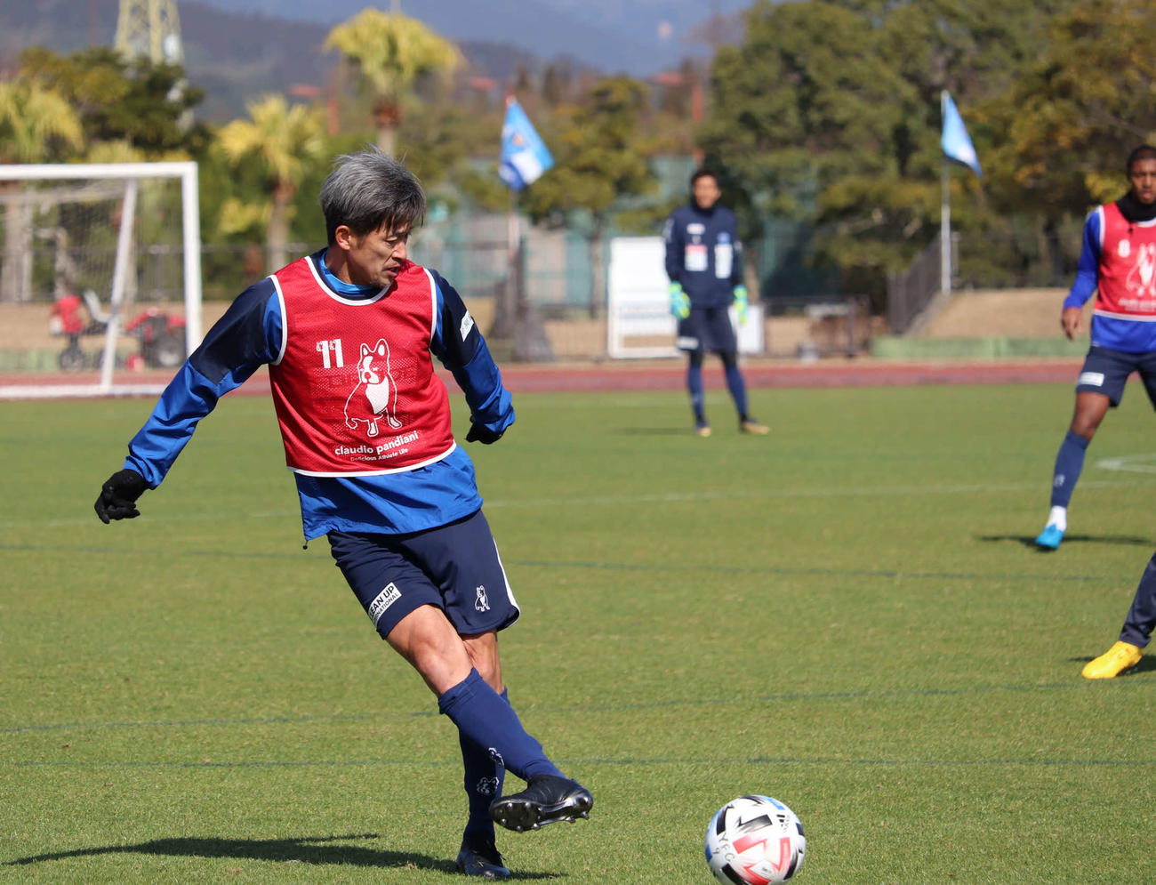 実戦練習で味方にパスを出す横浜FCのFWカズ