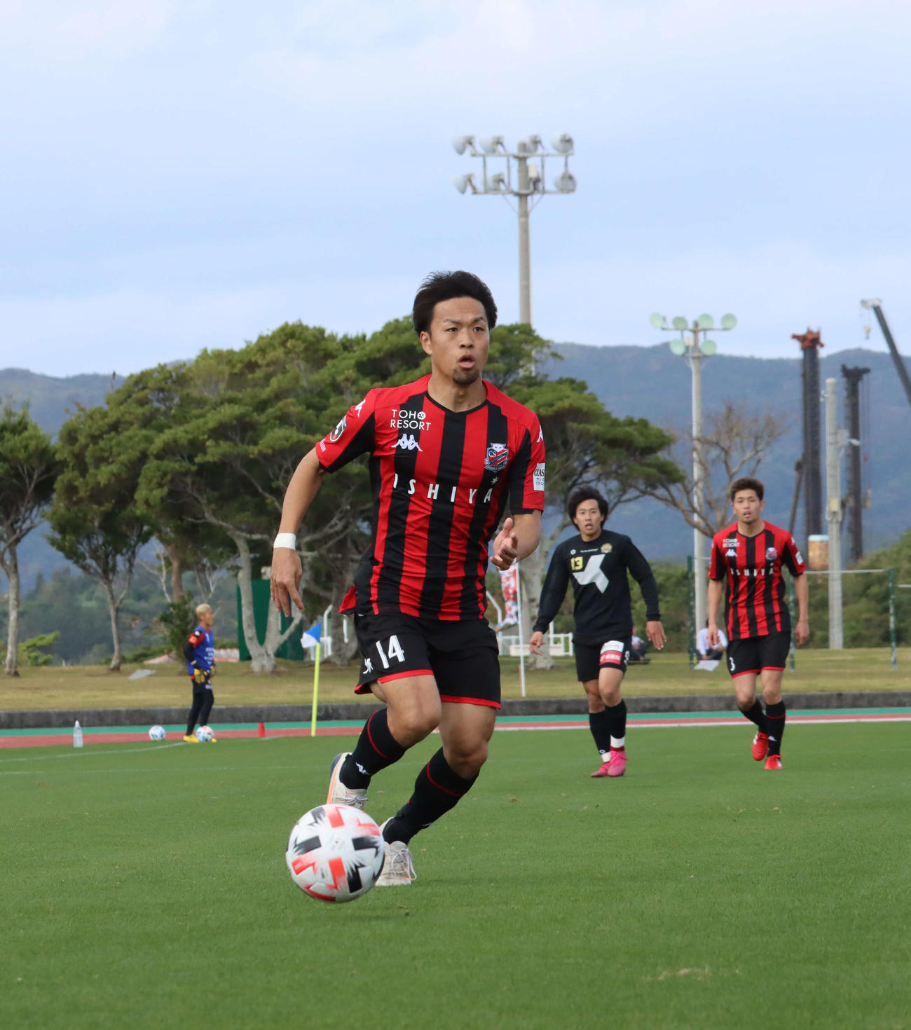FC琉球との練習試合でプレーする札幌MF駒井（撮影・保坂果那）