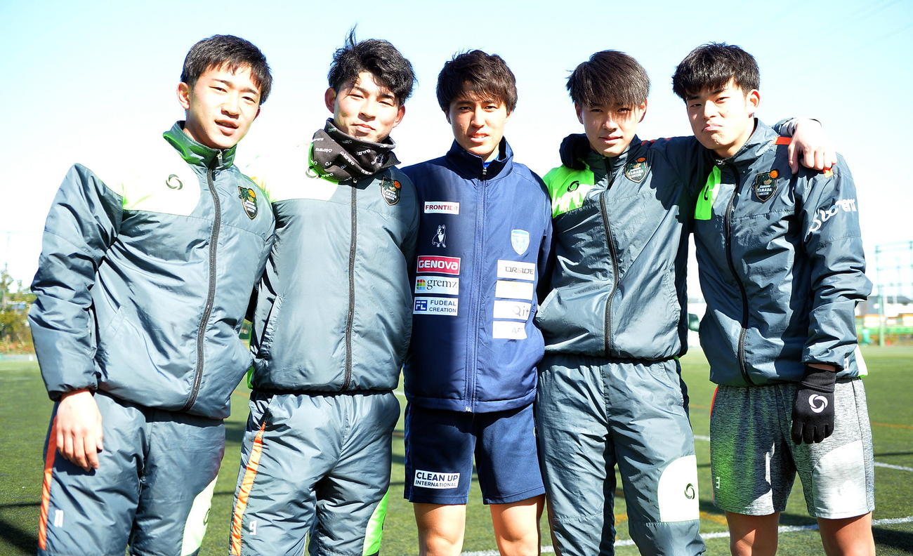 日本高校選抜で活躍を誓う青森山田5人衆。左からMF後藤、FW田中、MF古宿、GK佐藤、DF神田（撮影・鎌田直秀）