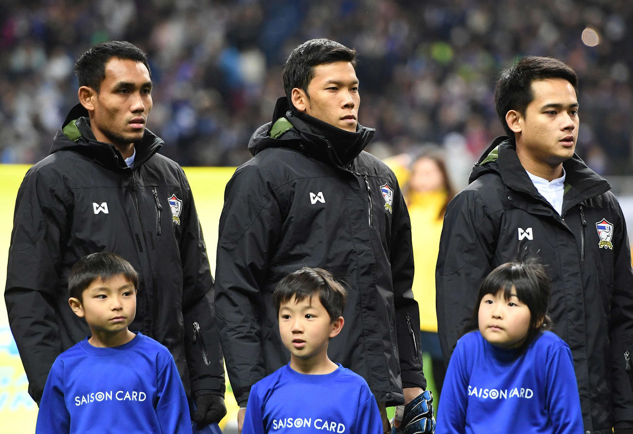 17年3月のW杯ロシア大会アジア最終予選で日本戦の前に整列するGKカウィン（中央）