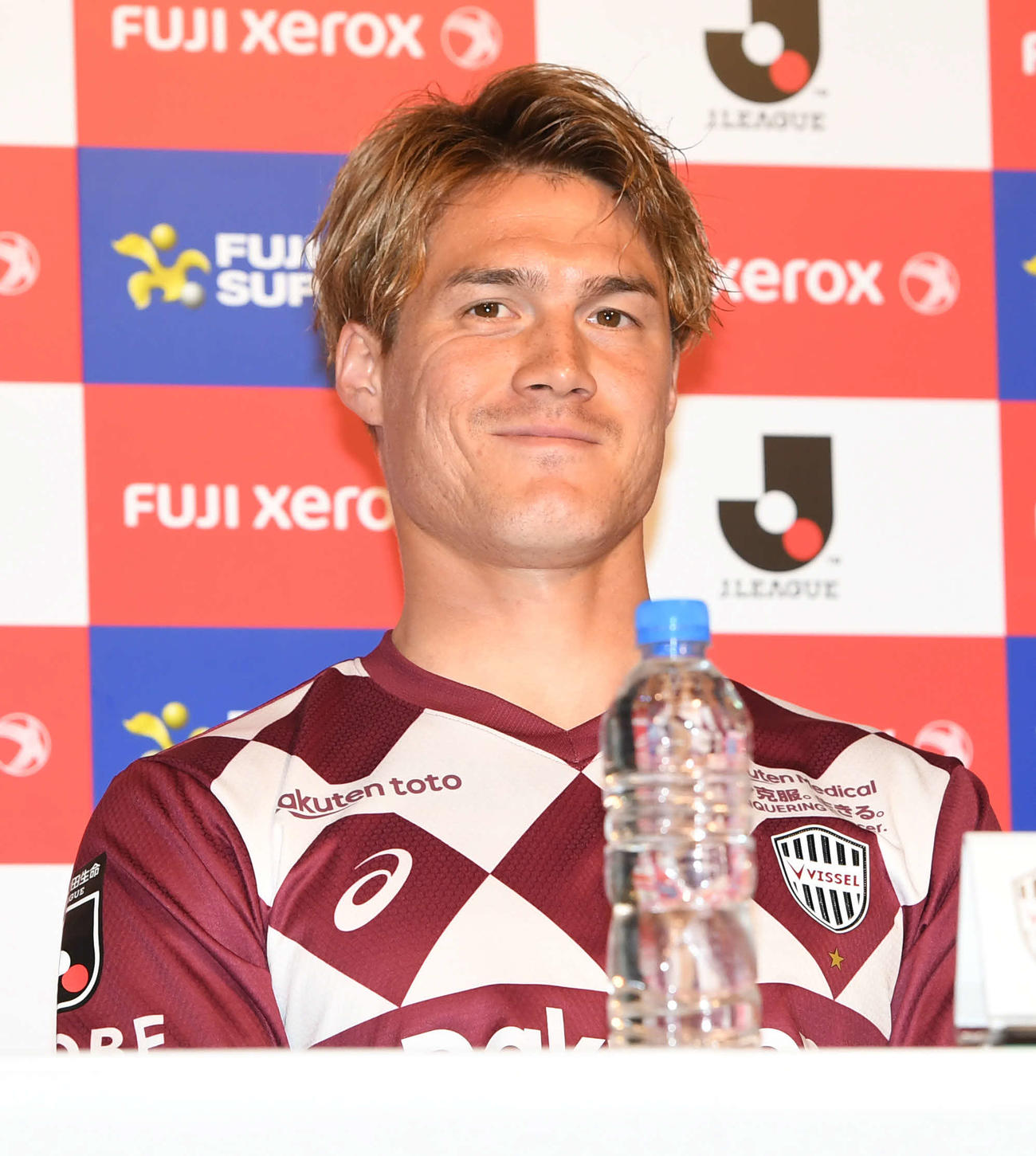 富士ゼロックス・スーパー杯の前日会見で笑顔を見せる神戸酒井（撮影・山崎安昭）