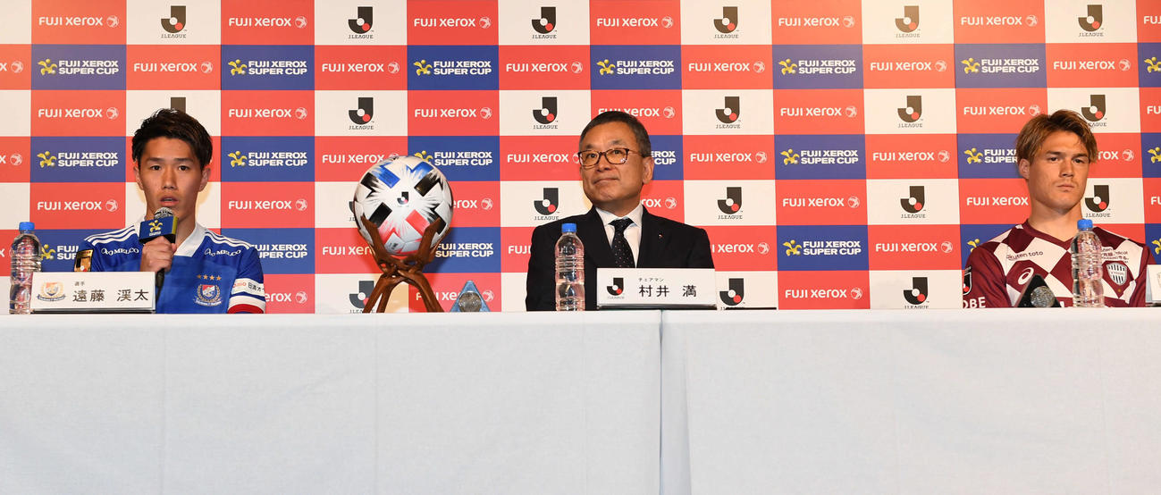意気込みを語る横浜遠藤。中央は村井チェアマン、右は神戸酒井（撮影・山崎安昭）