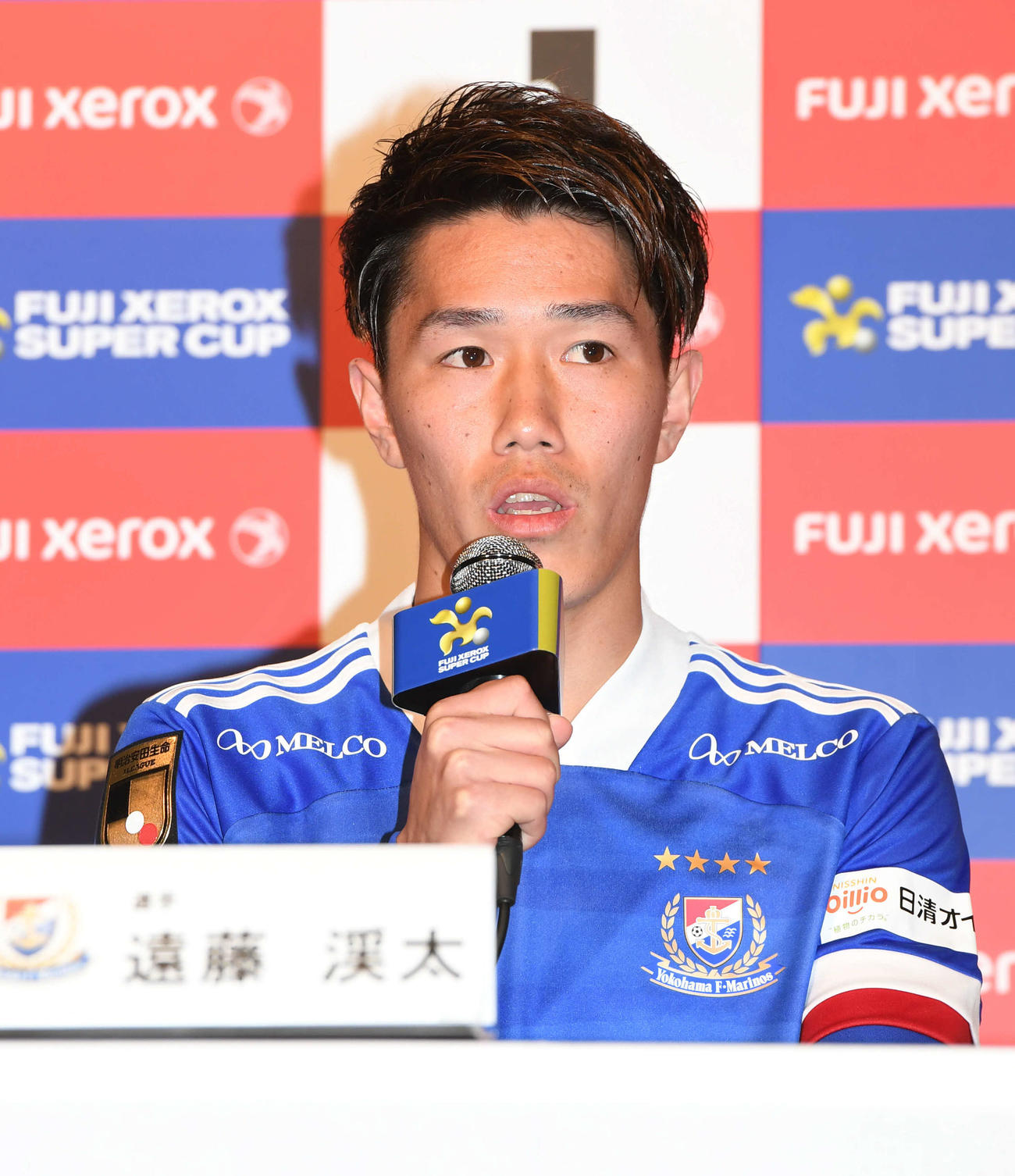 富士ゼロックス・スーパー杯の前日会見で横浜遠藤はリーグ優勝エンブレムのついたユニホームを着て意気込みを語る（撮影・山崎安昭）