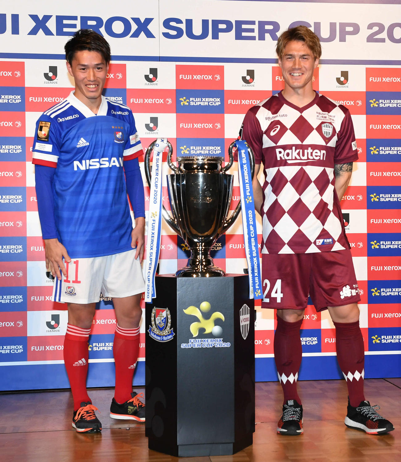 富士ゼロックス・スーパー杯の前日会見を終えて笑顔の横浜遠藤（左）と神戸酒井（撮影・山崎安昭）