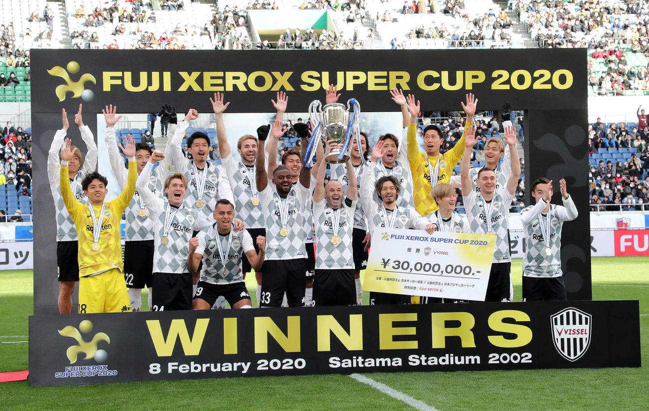 横浜対神戸　勝利し喜ぶ神戸の選手たち（撮影・鈴木正人）