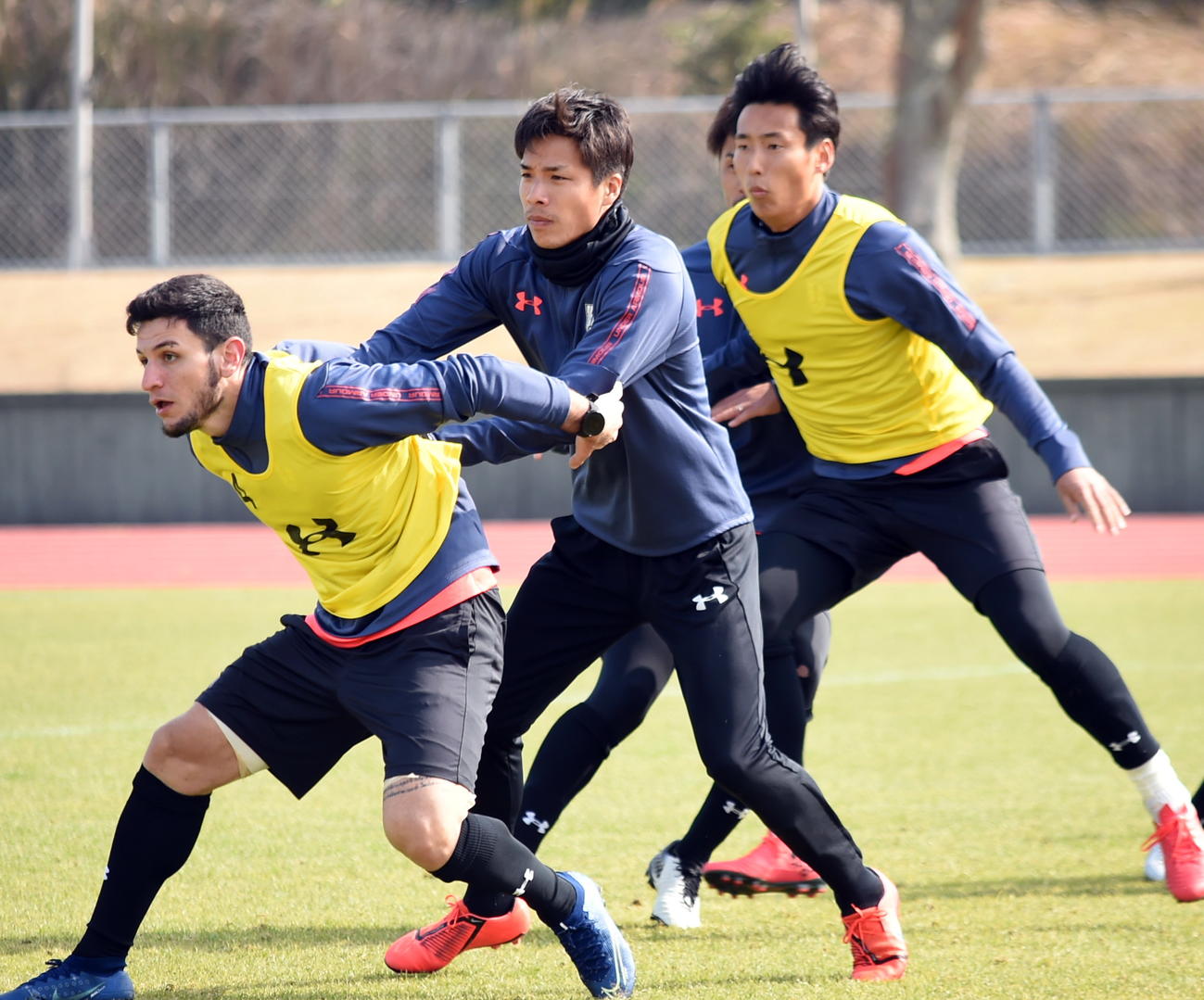 セットプレー練習で競り合う盛岡FW岸田（中央）（撮影・山田愛斗）