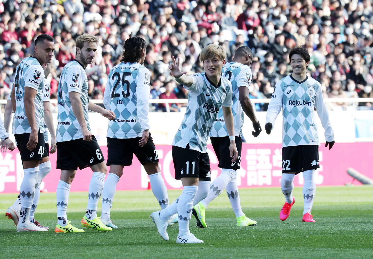 横浜対神戸　前半、シュートを決め喜ぶ神戸FW古橋（中央）（撮影・鈴木正人）