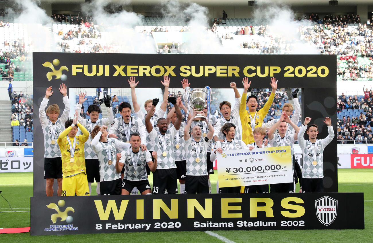 横浜対神戸　勝利し喜ぶ神戸の選手たち（撮影・鈴木正人）