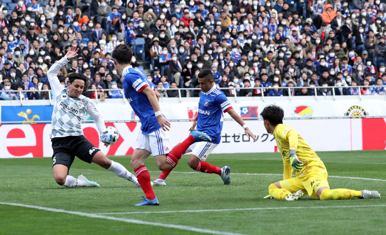 横浜対神戸　後半、シュートを決める横浜FWエリキ（右から2人目）（撮影・鈴木正人）