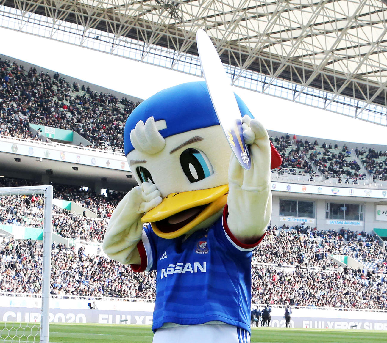 Jリーグマスコット総選挙で1位になりサポーターに涙の報告をするマリノスケ（撮影・鈴木正人）