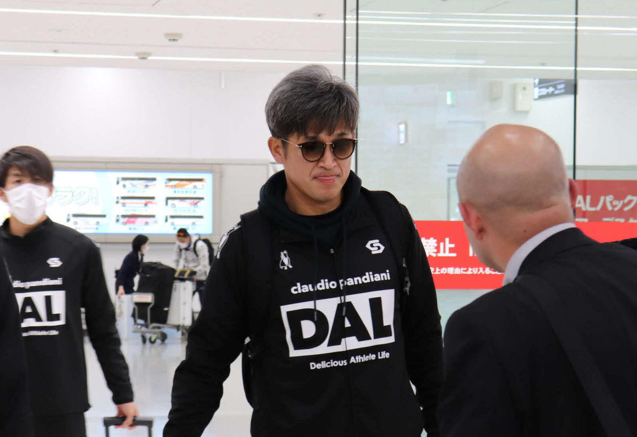 宮崎から羽田空港に戻った横浜FCのFWカズ