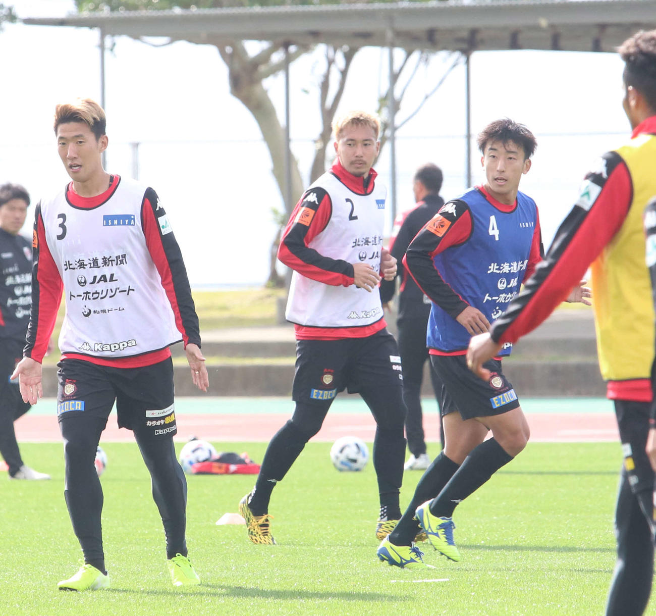川崎Fとの練習試合を控え、調整する札幌DF福森（中央）（撮影・浅水友輝）
