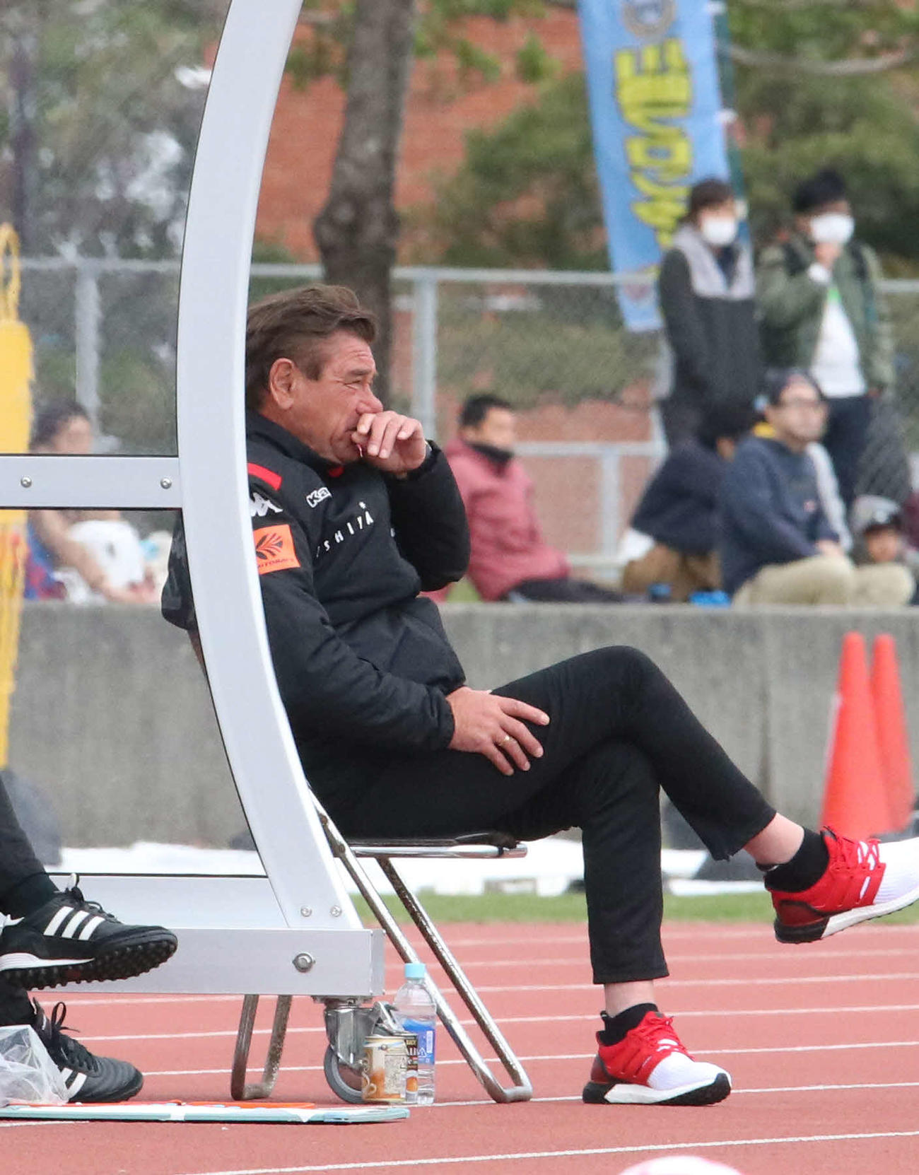 札幌対川崎F　険しい表情で試合を見つめる札幌ペトロビッチ監督（撮影・浅水友輝）