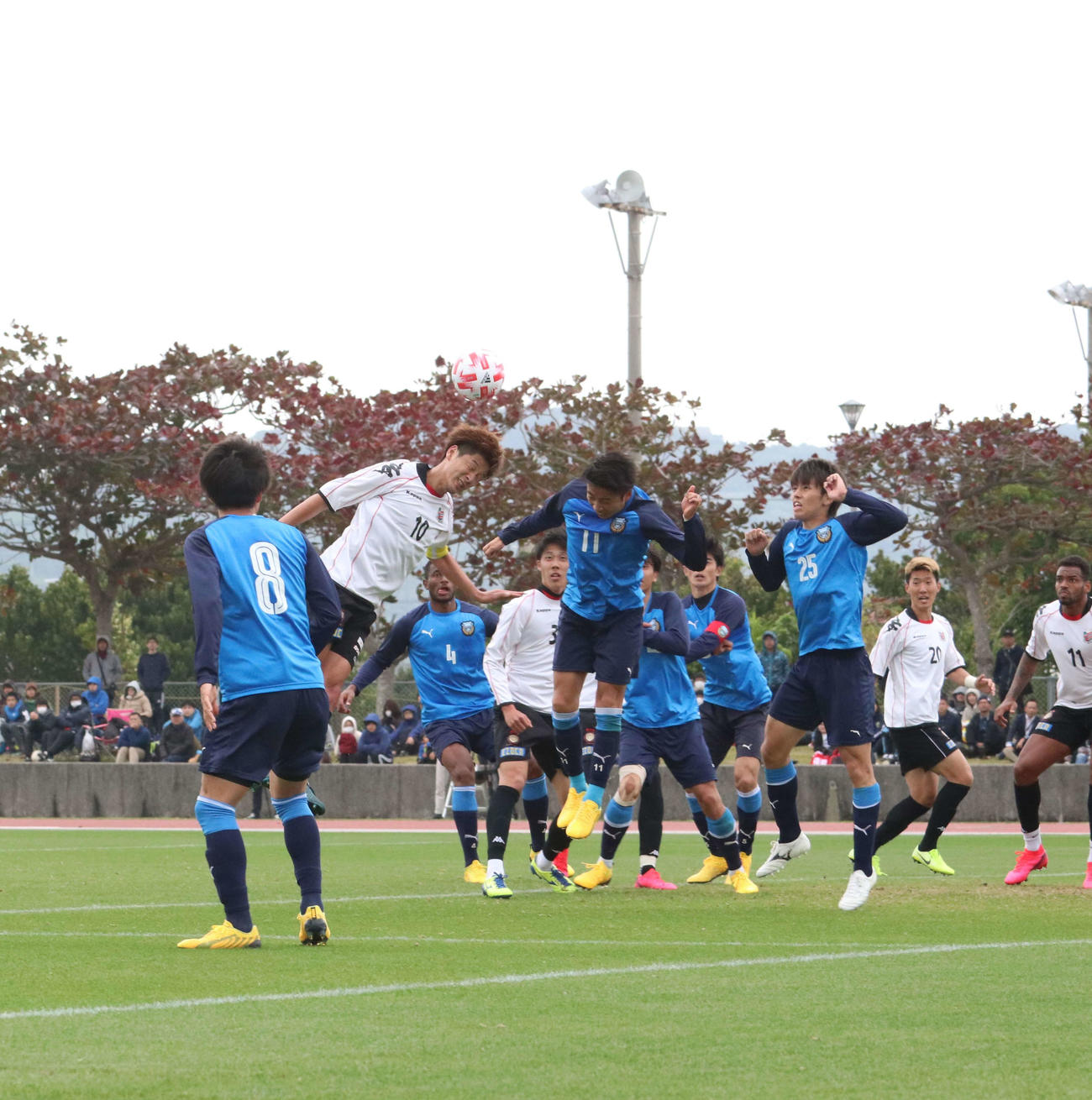 札幌対川崎F　ボールを競り合う札幌MF宮沢（左から2人目）と川崎F・FW小林（同3人目）（撮影・浅水友輝）