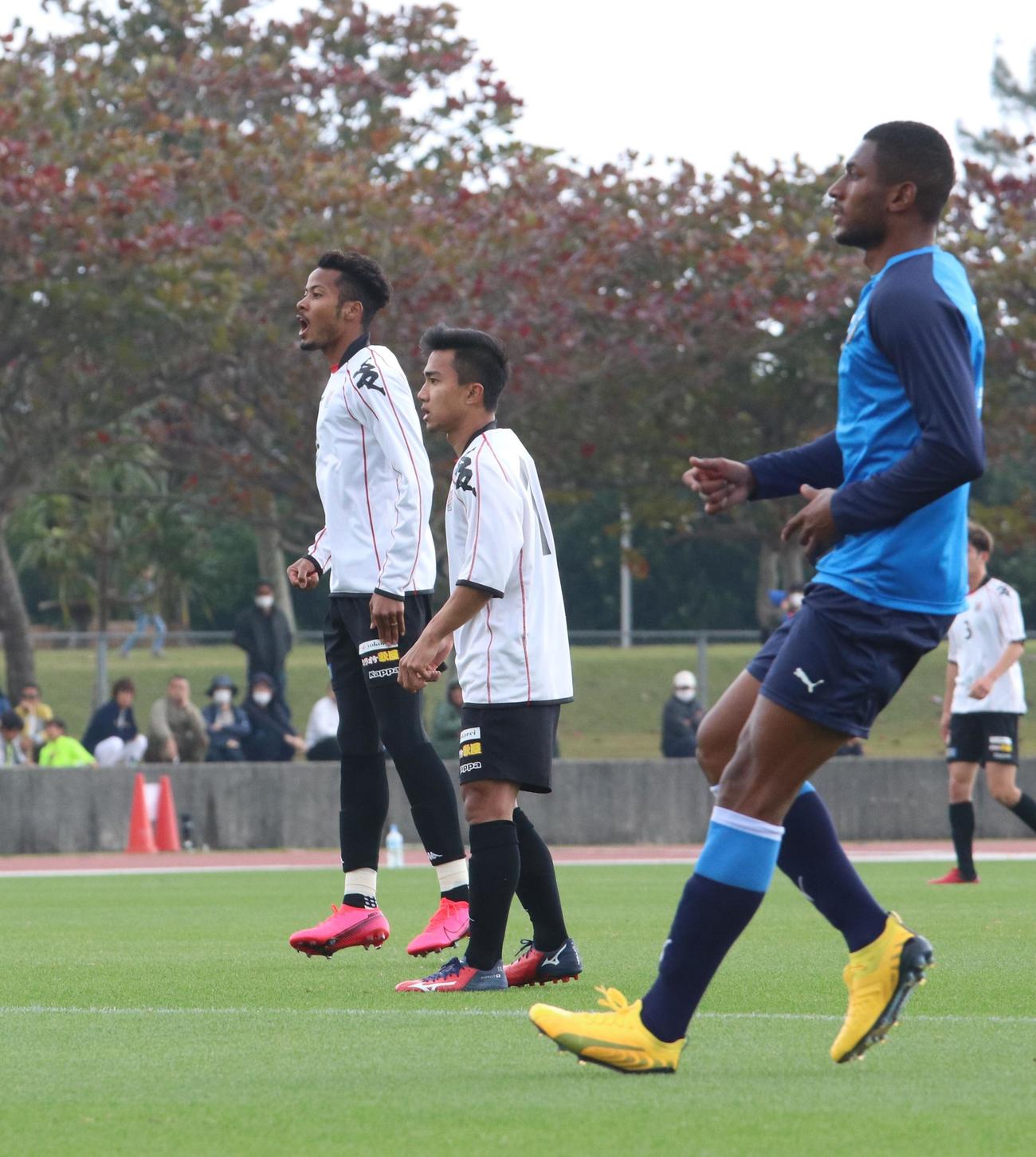 札幌対川崎F　得点を決めて吠える札幌FW鈴木（左）。中央はMFチャナティップ（撮影・浅水友輝）