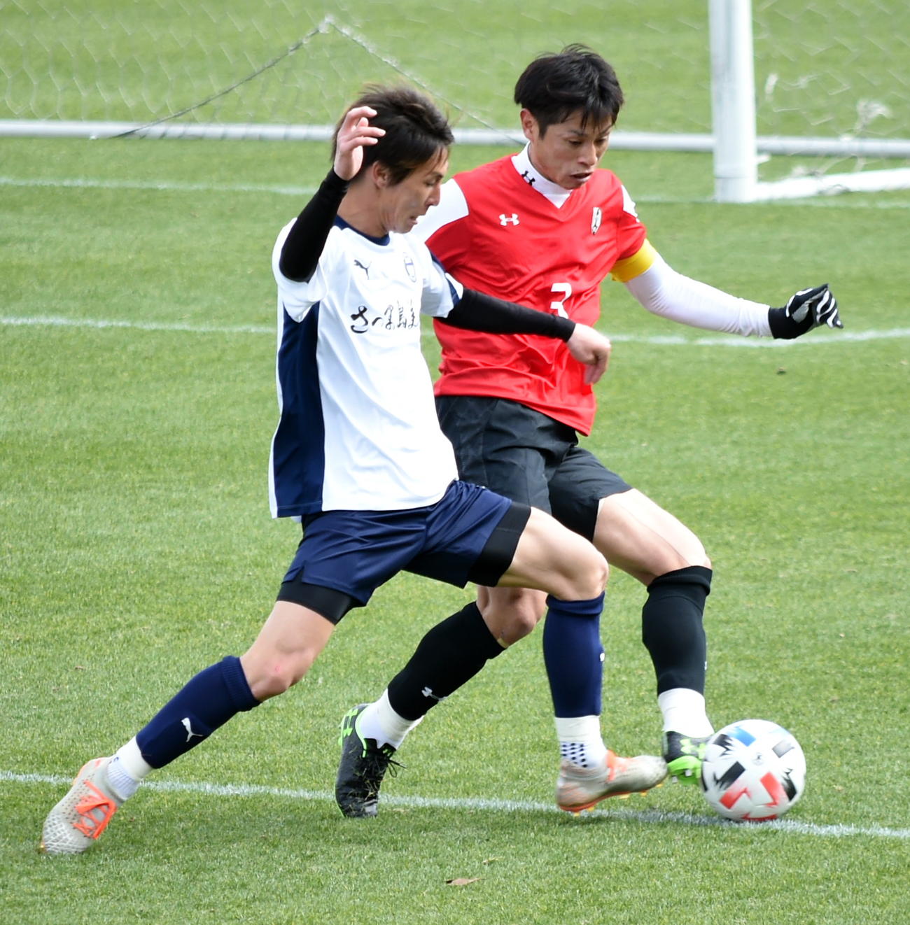 鹿児島対岩手　球際で激しく競り合う岩手DF森下（右）