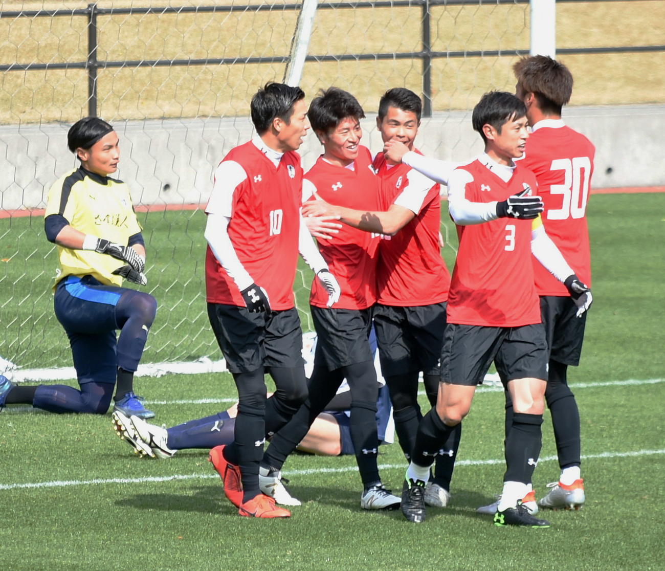 鹿児島対岩手　先制点を決め喜ぶ岩手DF有永（左から3人目）ら