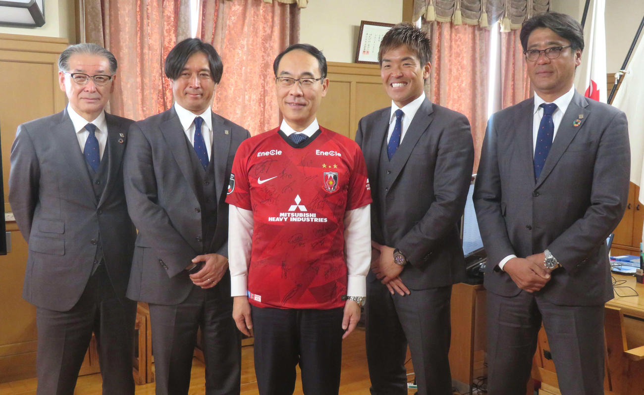 埼玉県庁の大野知事（中央）を表敬訪問した浦和の大槻監督（左から2番目）とGK西川主将（同4番目）。左端は立花社長、右端は土田SD