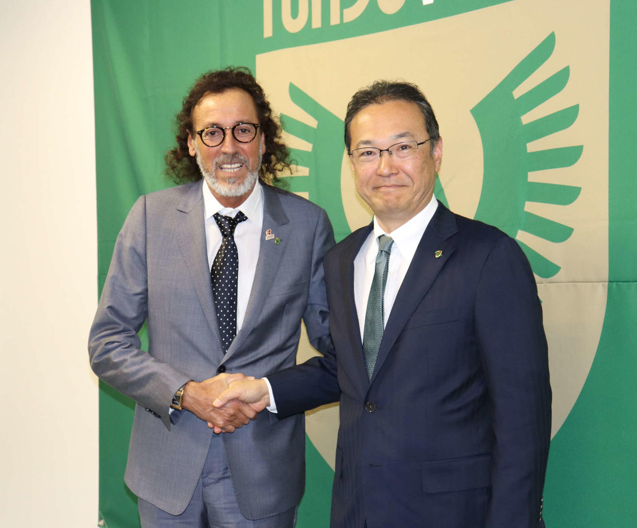 東京Vのチームダイレクターに就任したラモス瑠偉氏（左）はクラブの羽生英之社長と握手する