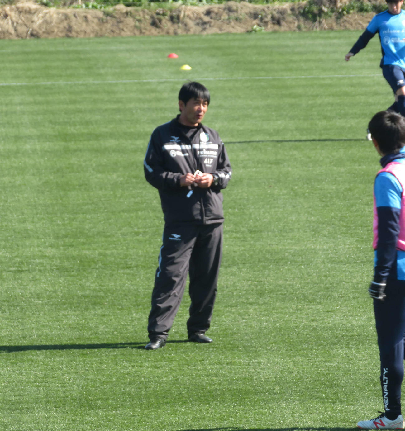 練習中に選手と話す湘南の浮島監督