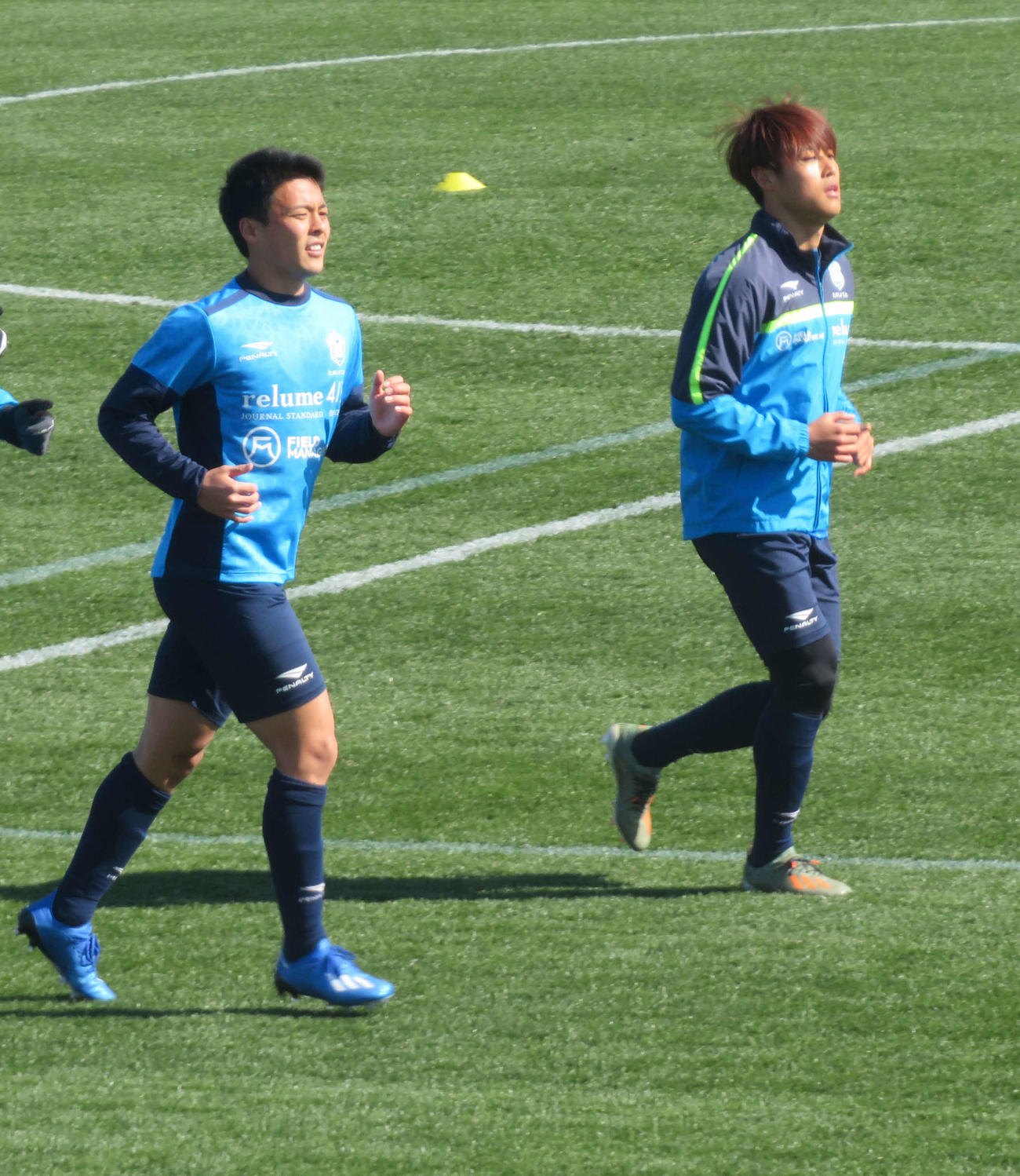 ランニングする湘南のMF斉藤（左）とFW岩崎