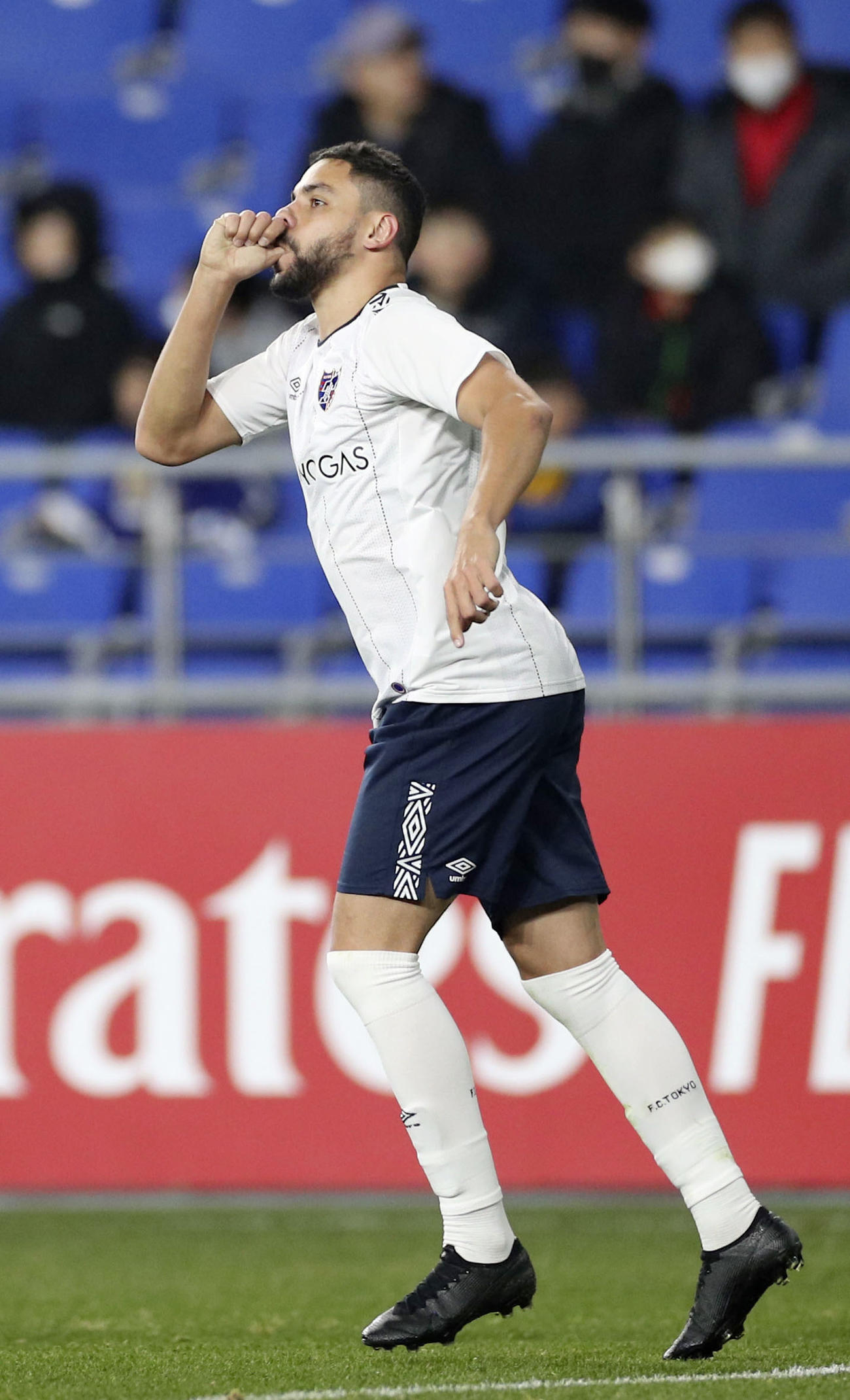 後半、先制ゴールを決め喜ぶFC東京・ディエゴオリベイラ（共同）