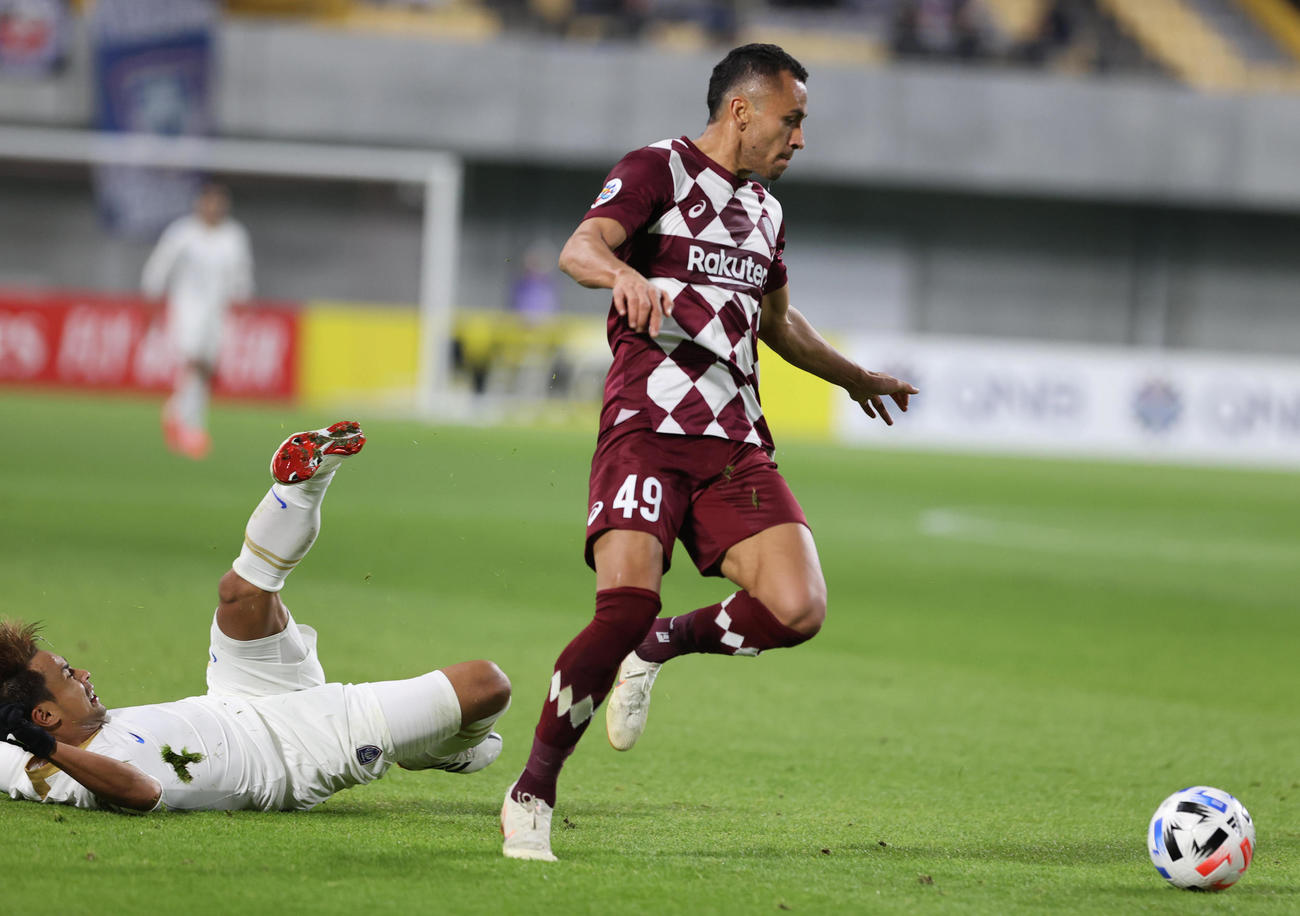 神戸対JDT　後半、相手タックルものともせず突破し豪快なシュートでチーム4点目を決める神戸FWドウグラス（撮影・清水貴仁）