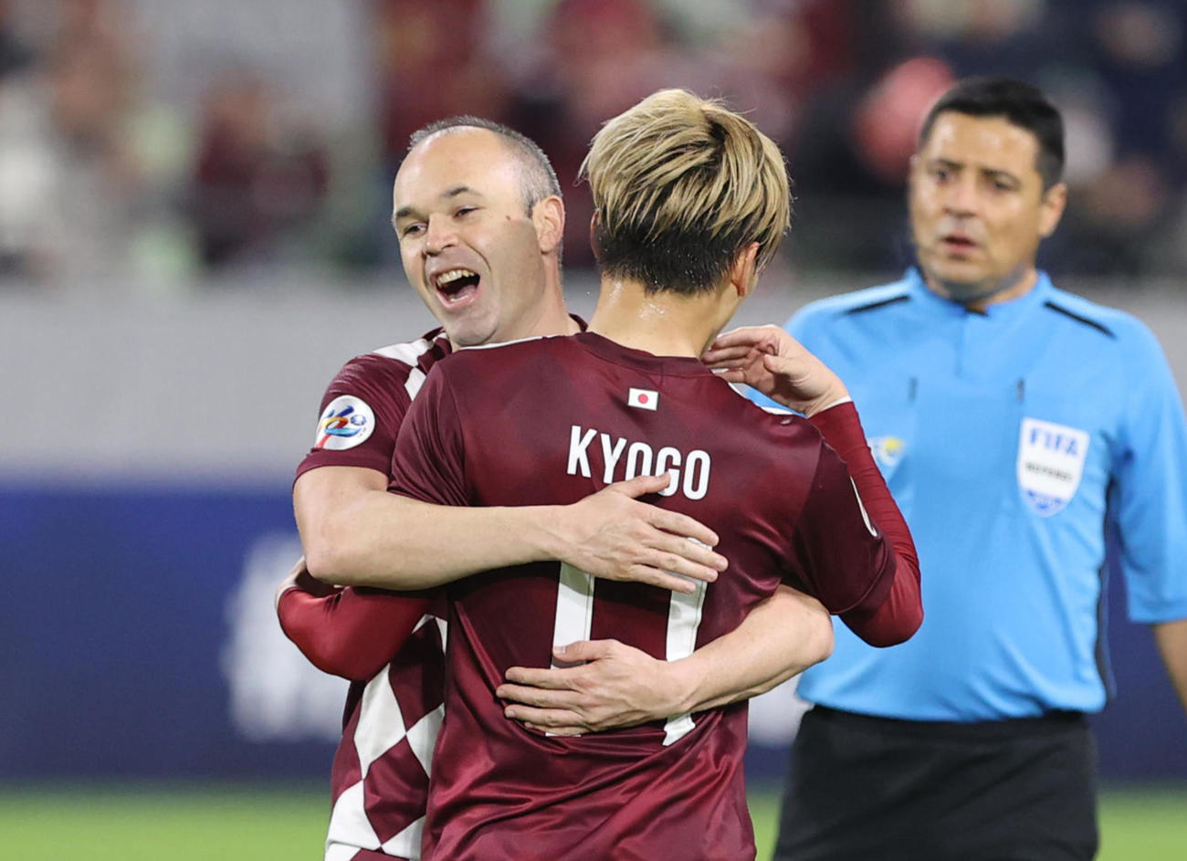 神戸対JDT　前半、同点に追いつかれた直後に勝ち越しのゴールを決める神戸FW古橋亨梧（右）、左はMFアンドレス・イニエスタ（撮影・清水貴仁）