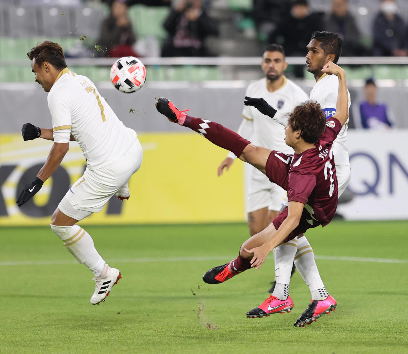 神戸対JDT　前半、シュートを放つ神戸MF郷家友太（撮影・清水貴仁）