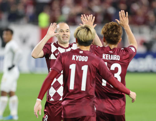神戸対JDT　前半、神戸MFアンドレス・イニエスタ（左）からのロングパスをダイレクトで合わせ先制ゴールを決める同FW小川慶治朗（右）（撮影・清水貴仁）