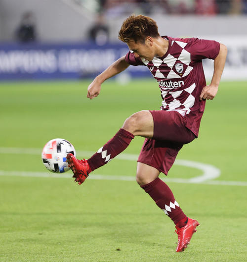 神戸対JDT　前半、神戸MFアンドレス・イニエスタからのロングパスをダイレクトで合わせ先制ゴールを決める同FW小川慶治朗（撮影・清水貴仁）
