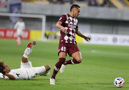 神戸対JDT　後半、相手タックルものともせず突破し豪快なシュートでチーム4点目を決める神戸FWドウグラス（撮影・清水貴仁）