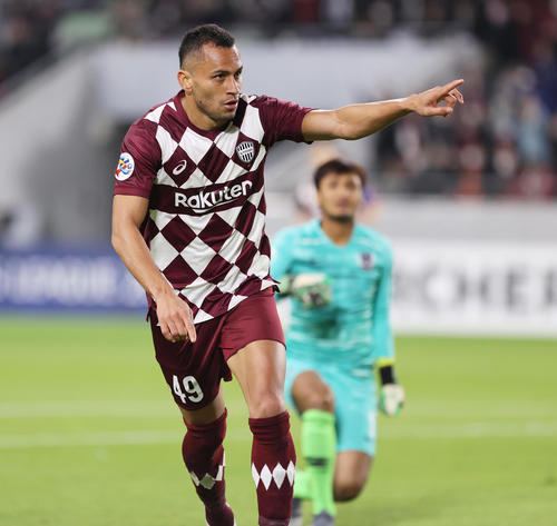 神戸対JDT　後半、相手タックルものともせず突破し豪快なシュートでチーム4点目を決める神戸FWドウグラス（撮影・清水貴仁）