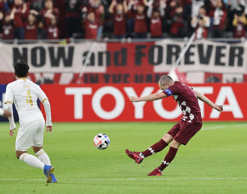戸対JDT　前半、神戸MFアンドレス・イニエスタからのロングパスからダイレクトで同FW小川慶治朗が先制ゴールを決める（撮影・清水貴仁）