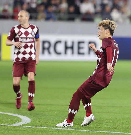 神戸対JDT　前半、同点に追いつかれた直後に勝ち越しのゴールを決める神戸FW古橋亨梧（右）（撮影・清水貴仁）