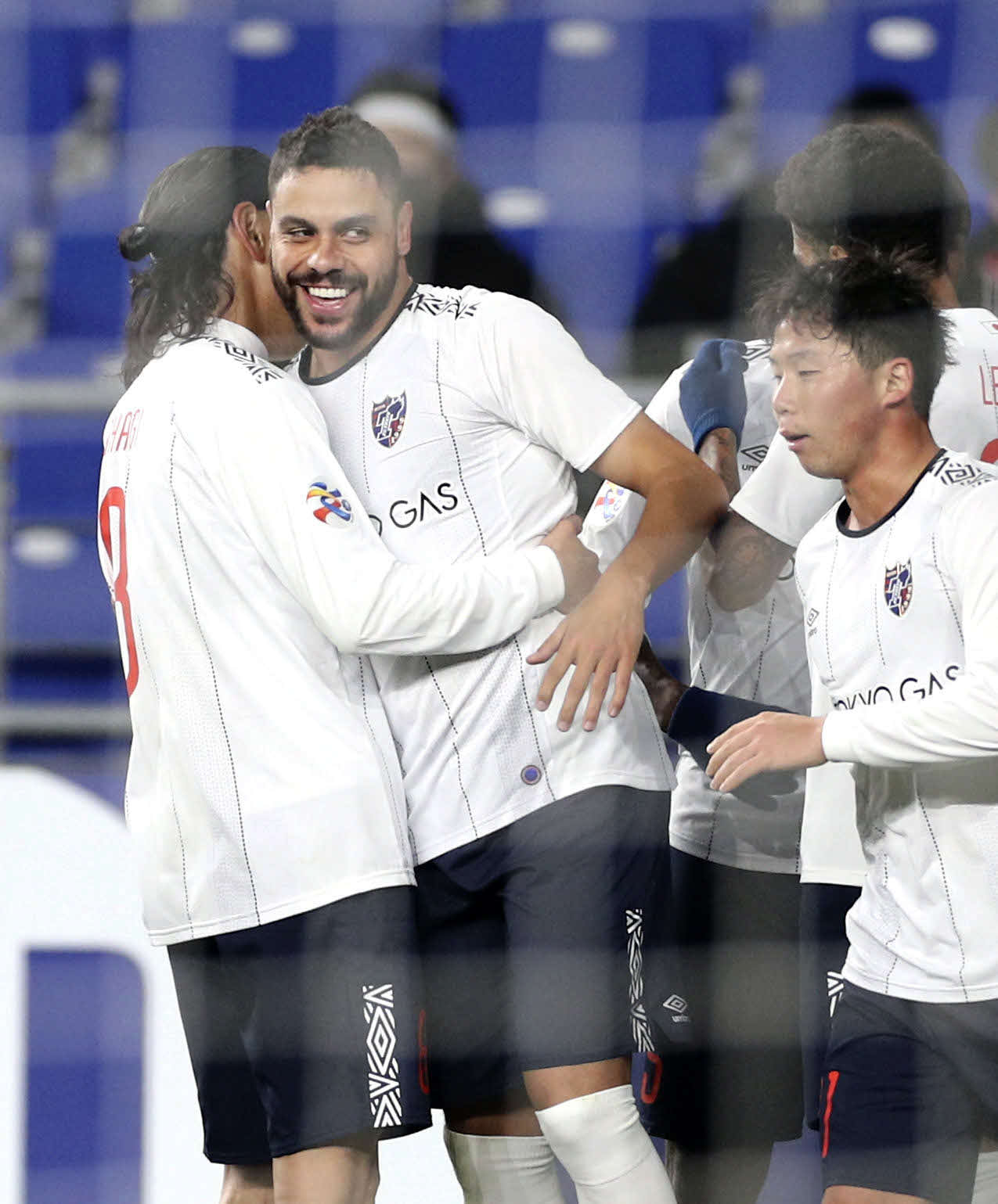 東京対蔚山　後半、先制ゴールを決め、チームメートに祝福される東京ディエゴ・オリヴェイラ（左から2人目）（共同）