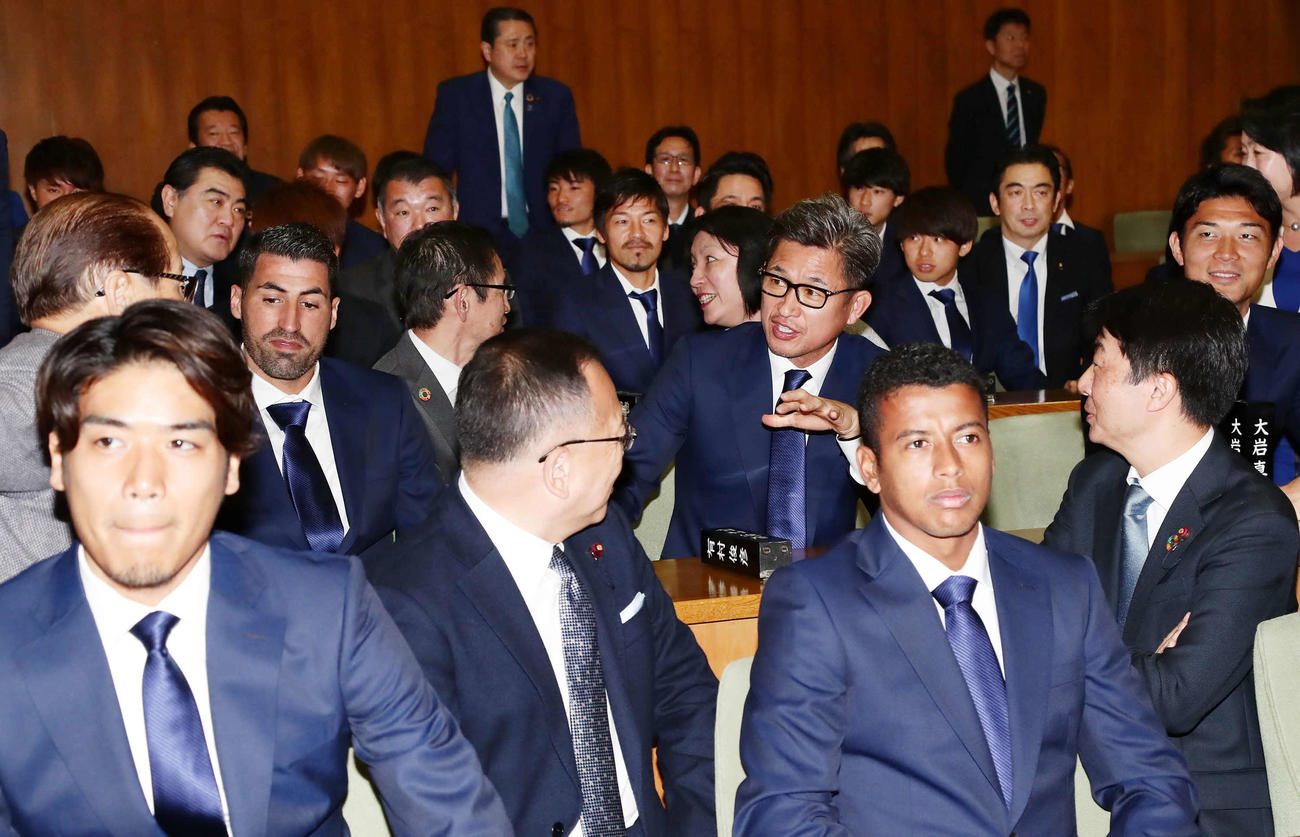 本会議場の議員席に座って横浜市議会の先生方と話す横浜FCのカズ（撮影・丹羽敏通）